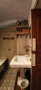 Marcols-les-Eaux的住宿－la maison de tante Jeanne，一间位于客房内的带白色浴缸的浴室
