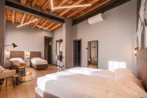 AR Suites&Art客房内的一张或多张床位