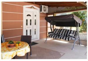 un patio con mesa y dosel negro en Joanna luxury apartment, en Fournés