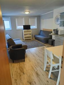 ein Wohnzimmer mit einem Sofa und einem Tisch in der Unterkunft Apartament na Cichej in Polanica-Zdrój
