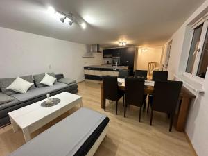 sala de estar con sofá y mesa en Maisonette-Apartment mit großer Terrasse im Zentrum von Bregenz, en Bregenz