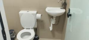 a bathroom with a toilet and a sink at Pousada da Vila 1 in Araçariguama