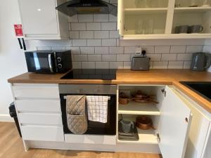 A kitchen or kitchenette at LT Apartments 56 - Free St parking