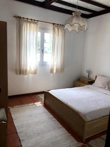 a bedroom with a large bed and a window at Buztinzuri Da Ria in Torreira