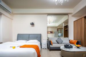 Rúm í herbergi á Orange Apartments