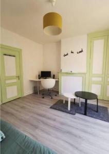 une pièce vide avec un bureau et une table dans l'établissement Bienvenu chez Zazou, à Limoges