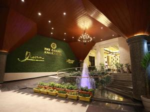 un hall d'un hôtel avec une fontaine au therium dans l'établissement Diona Anukampa Suite Room with rooftop pool, à Jaipur