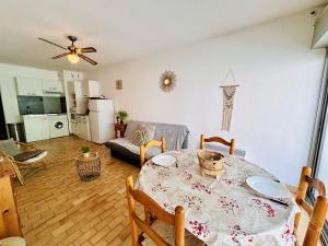 a living room with a dining table and a kitchen at Studio à 100m de la plage avec balcon - 66 in Canet-en-Roussillon