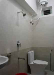 La salle de bains est pourvue de toilettes et d'un lavabo. dans l'établissement Zen Vista, à Valparai