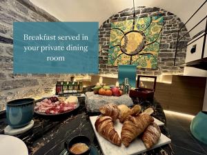un desayuno servido en su comedor privado en Capitolare Suite Tower, en Portovenere