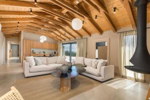 Una sala de estar con dos sofás y una mesa. en Villa Rea, en Grožnjan