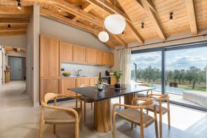 Una cocina y un comedor con mesa y sillas. en Villa Rea, en Grožnjan