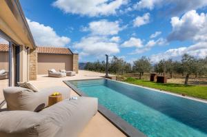 una piscina en el patio trasero de una villa en Villa Rea, en Grožnjan