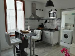 A cozinha ou cozinha compacta de Joli studio tout confort et entièrement équipé !