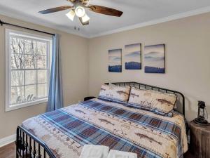 a bedroom with a bed and a ceiling fan at Smoky Bear Lodge at Gr Smoky Mtn Park in Bryson City