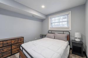 sypialnia z dużym łóżkiem i oknem w obiekcie MODERN Updated Rare 2BR Condo w Waszyngtonie