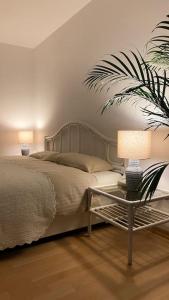 - une chambre avec un lit et une table avec une plante dans l'établissement Retro Sky View in Bahnhofsnähe, à Waiblingen