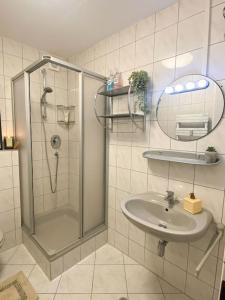 uma casa de banho com um chuveiro e um lavatório. em Retro Sky View in Bahnhofsnähe em Waiblingen