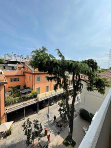 einen Balkon mit Blick auf die Stadt und einen Baum in der Unterkunft L'Arciunesa in Riccione