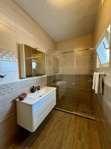 Apartments Seaview Estate Radovic في كوتور: حمام مع حوض ودش