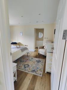ロンドンにあるClifton Houseのベッドとラグ付きの小さなベッドルーム1室が備わります。