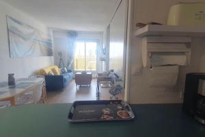 una sala de estar con una mesa con un libro. en Appartement front de mer - 6198, en Soulac-sur-Mer