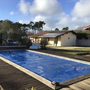 una piscina frente a una casa en Guest house « Cantegrit », en Ychoux