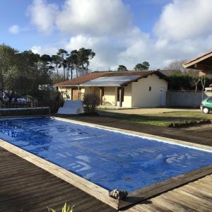una piscina frente a una casa en Guest house « Cantegrit », en Ychoux