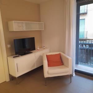 a living room with a tv and a chair at Bardenas de Tudela in Tudela