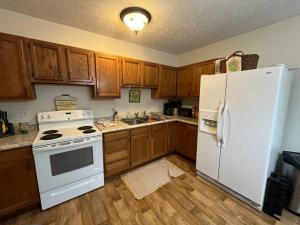 A kitchen or kitchenette at Ruby’s Retreat