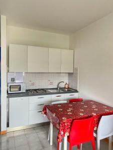 Kuchyň nebo kuchyňský kout v ubytování Grazioso Appartamento n 76 a 100mt dal mare