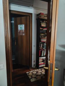uma porta para um quarto com uma estante de livros com livros em 1 ecological room near Venice airport - em Mogliano Veneto