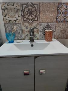 um lavatório de casa de banho com uma torneira em cima em 1 ecological room near Venice airport - em Mogliano Veneto