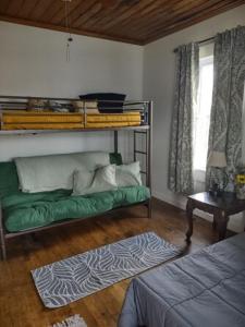 מיטה או מיטות קומותיים בחדר ב-Clintwood Cottage