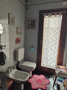 uma casa de banho com um WC, um lavatório e uma janela em 1 ecological room near Venice airport - em Mogliano Veneto