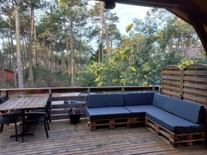 Balkón nebo terasa v ubytování CHALET A NATURISTE Le TIKI