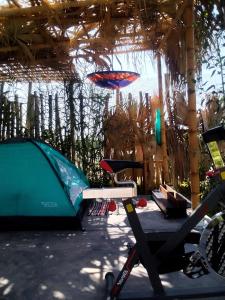 uma tenda e uma bicicleta estacionadas sob um pavilhão em Bugambilia house em Ica
