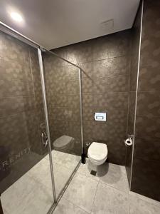 une salle de bain avec douche et toilettes dans l'établissement serenityrecidencesitesi, à Alanya