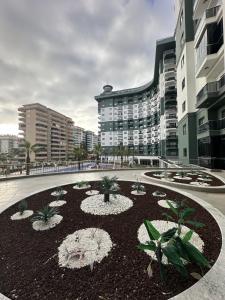 un bâtiment avec un jardin au cœur d'une ville dans l'établissement serenityrecidencesitesi, à Alanya 3 autres photos