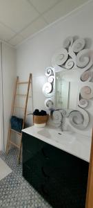 La salle de bains est pourvue d'un lavabo et d'un miroir. dans l'établissement Apartament centre casaPat, à Xàtiva