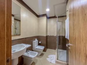 得土安Prestige Hotel & Spa的带水槽、马桶和淋浴的浴室