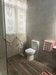 uma casa de banho com um WC e um chuveiro em Bright and spacious Double Room, shared bathroom em Tal-Għoqod