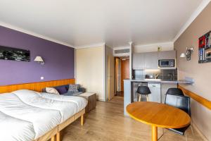 Habitación pequeña con cama y mesa en GuestReady - Charming Stay near La Défense en Courbevoie