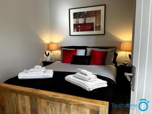 - une chambre avec un lit et 2 serviettes dans l'établissement Beautiful Apartment for solo and couple travellers, à Sheldon
