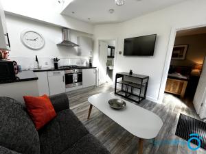 - un salon avec un canapé et une table dans l'établissement Beautiful Apartment for solo and couple travellers, à Sheldon