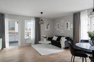 een woonkamer met een bank en een tafel bij Beautiful Central Apartment in Stockholm