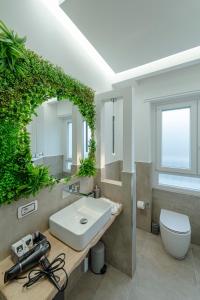 uma casa de banho com um lavatório branco e um espelho. em Il Narciso em Roma