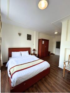 Postel nebo postele na pokoji v ubytování ANH ĐÀO HOTEL
