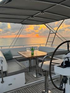 - une table à l'arrière d'un bateau avec des verres à vin dans l'établissement "Marea" Sunreef 62 Catamaran with Crew all inclusive, à Isla Wichitupo Grande