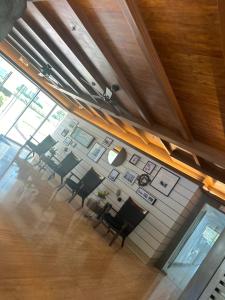 eine Aussicht über einen Konferenzraum mit Tischen und Stühlen in der Unterkunft SMDC coolsuites by Maryanne's staycation in Tagaytay